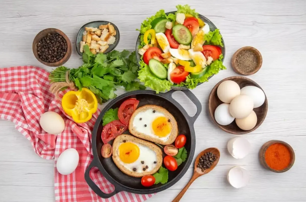 Ilustrasi makanan sehat yang siap disantap. (Sumber : Freepik.com/KamranAydinov)