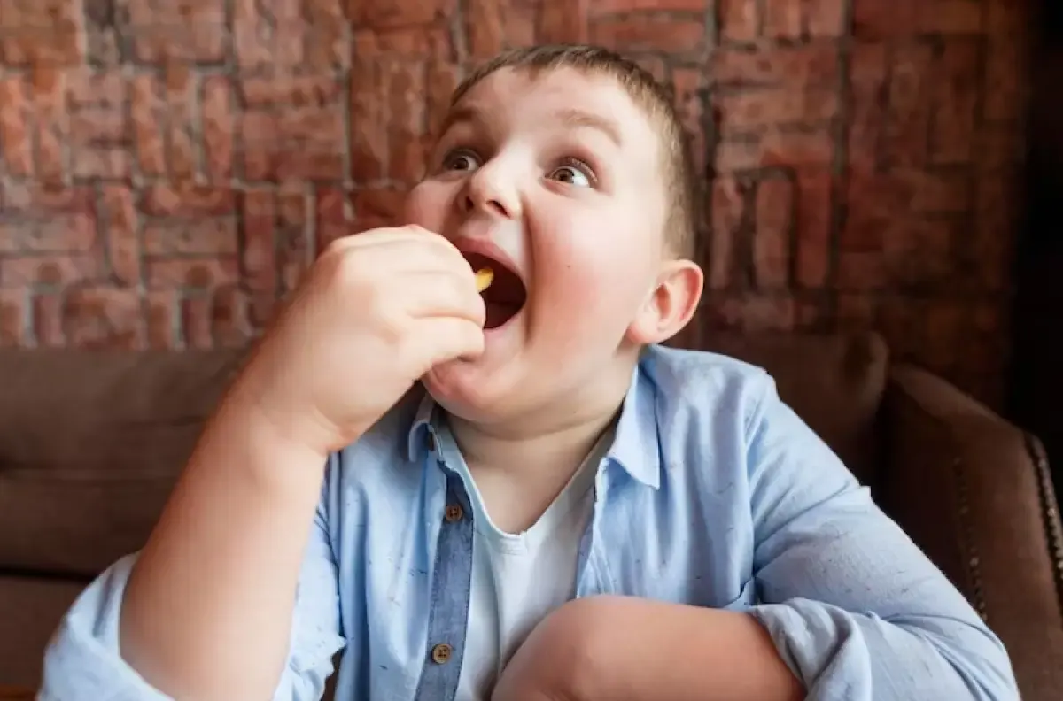 Ilustrasi seorang anak yang doyan makan. (Sumber : freepik.com)