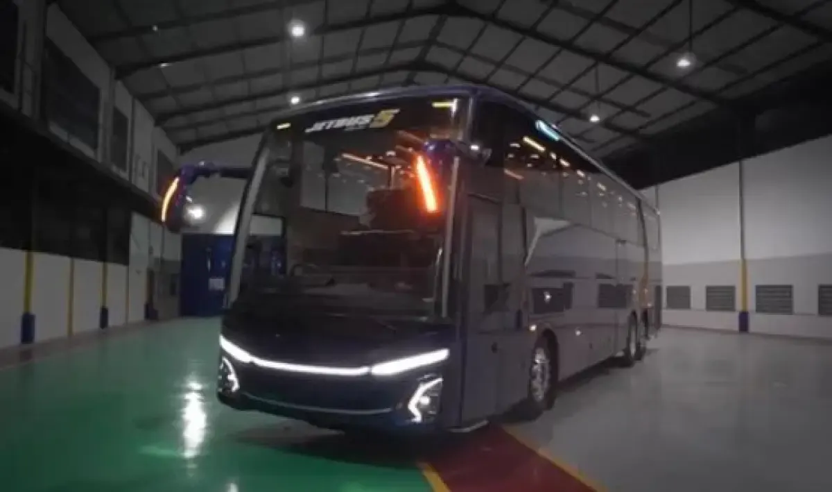 Jet Bus 5 Adiputro  (Sumber : Twitter/BahasBus)