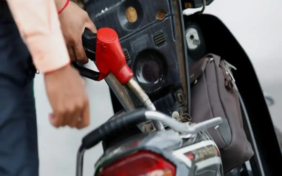 Ilustrasi sepeda motor yang boros bensin (Sumber : rfi.fr)