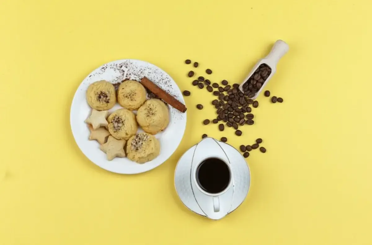 Ilustrasi minum kopi dengan camilan biskuit. (Sumber : Freepik.com/8photo)