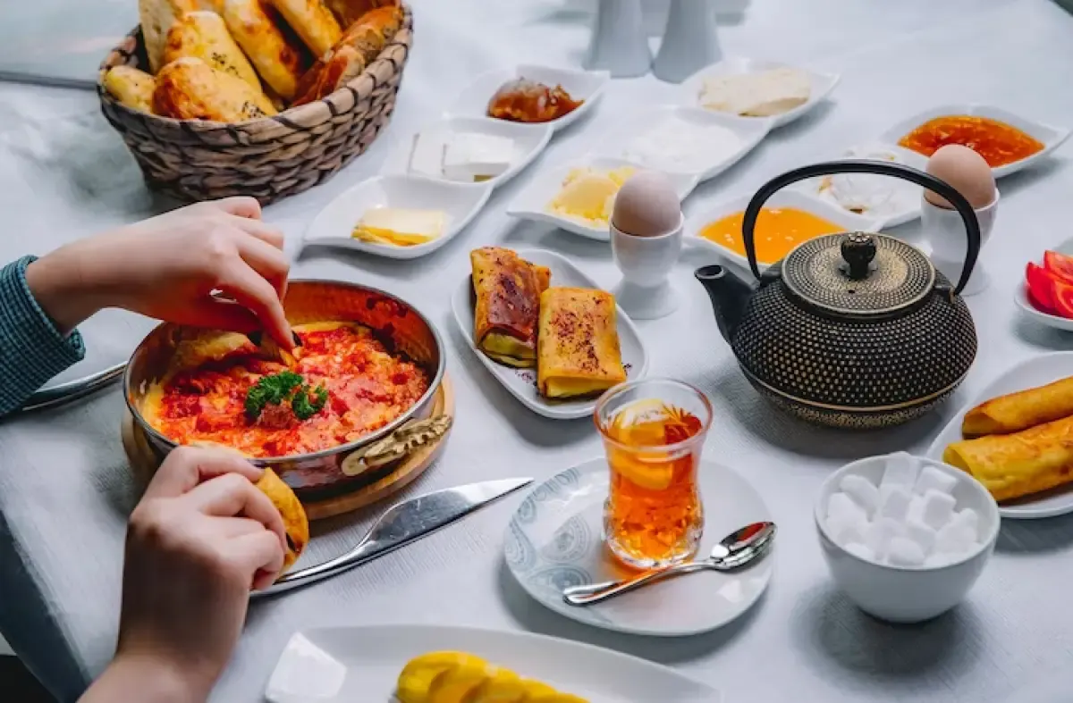Ilustrasi makan bersama dengan minuman teh. (Sumber : Freepik.com/stockking)