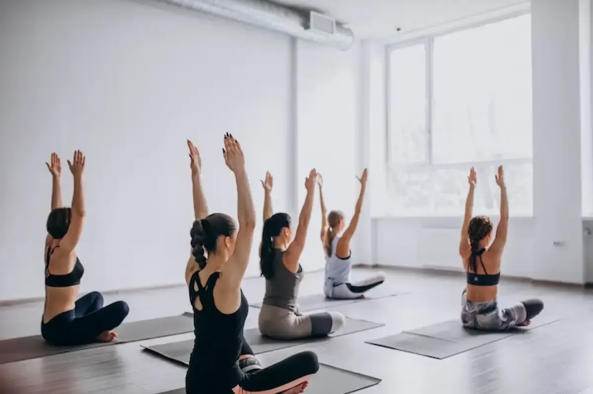 Ilustrasi olahraga yoga yang bisa dilakukan dari dalam ruangan. (Sumber : Freepik.com/senivpetro)