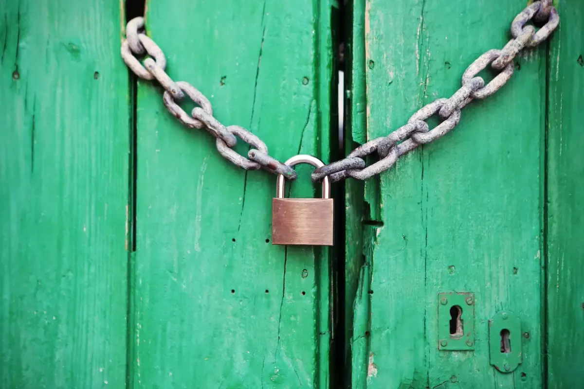 Anjuran menutup pintu. (Sumber : pexels.com/Life Of Pix)