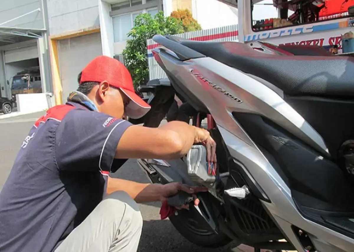 Ilustrasi penggantian oli motor matic (Sumber : federaloil.co.id)