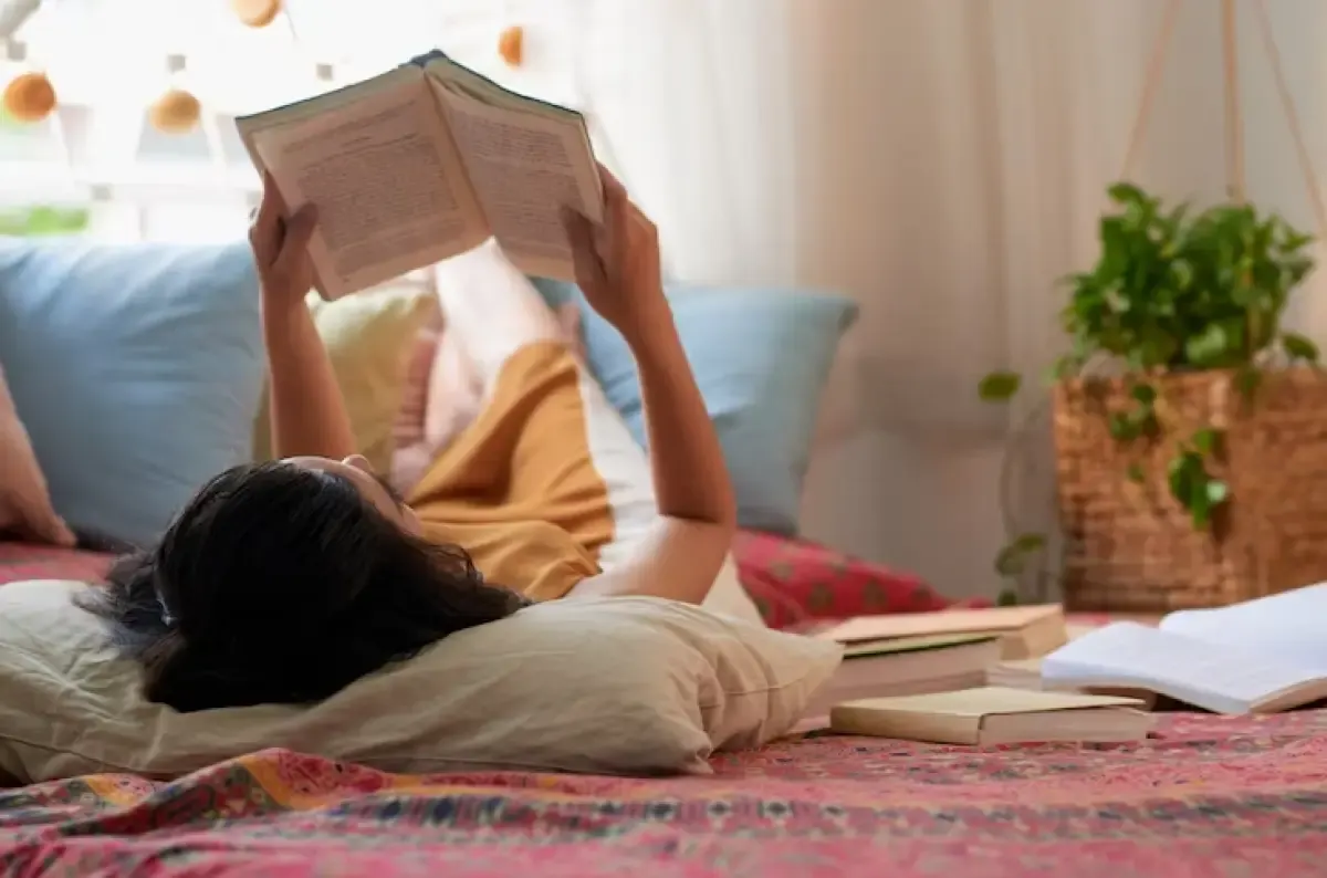 Ilustrasi membaca buku sebelum tidur. (Sumber : Freepik.com/pressfoto)