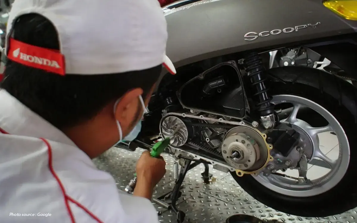 Ilustrasi servis berkala pada sepeda motor matic yang dilakukan tiap 6.000 km pemakaian (Sumber : wahanahonda.com)