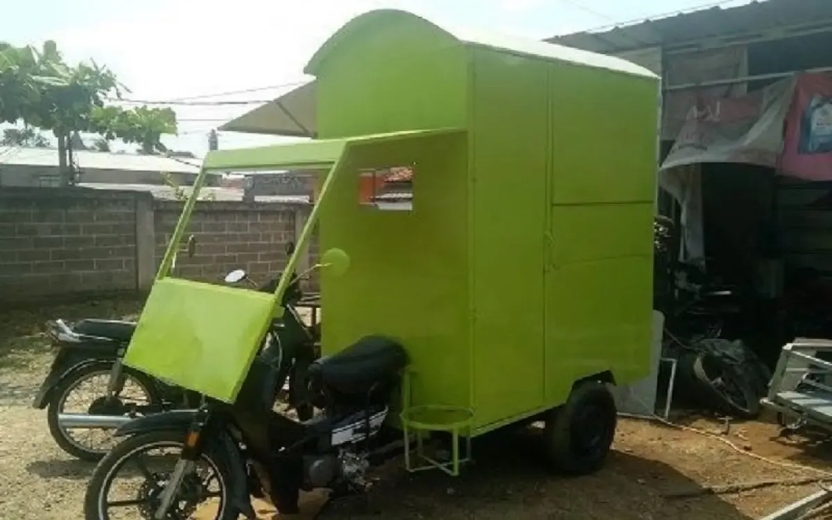 Ilustrasi modifikasi motor menjadi roda tiga dengan gerobak ala warung (Sumber : facebook.com/BMK)