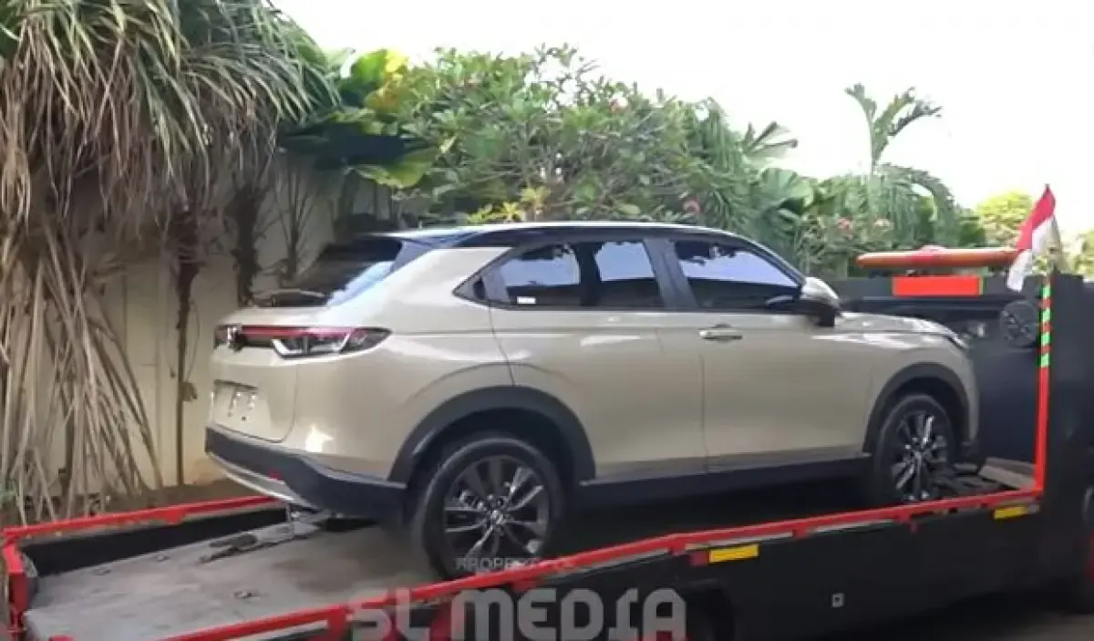 Mobil Honda HR-V warna sand khaki pearl yang dibelikan Sule untuk Ferdi.  (Sumber : Youtube/SL Media Property)