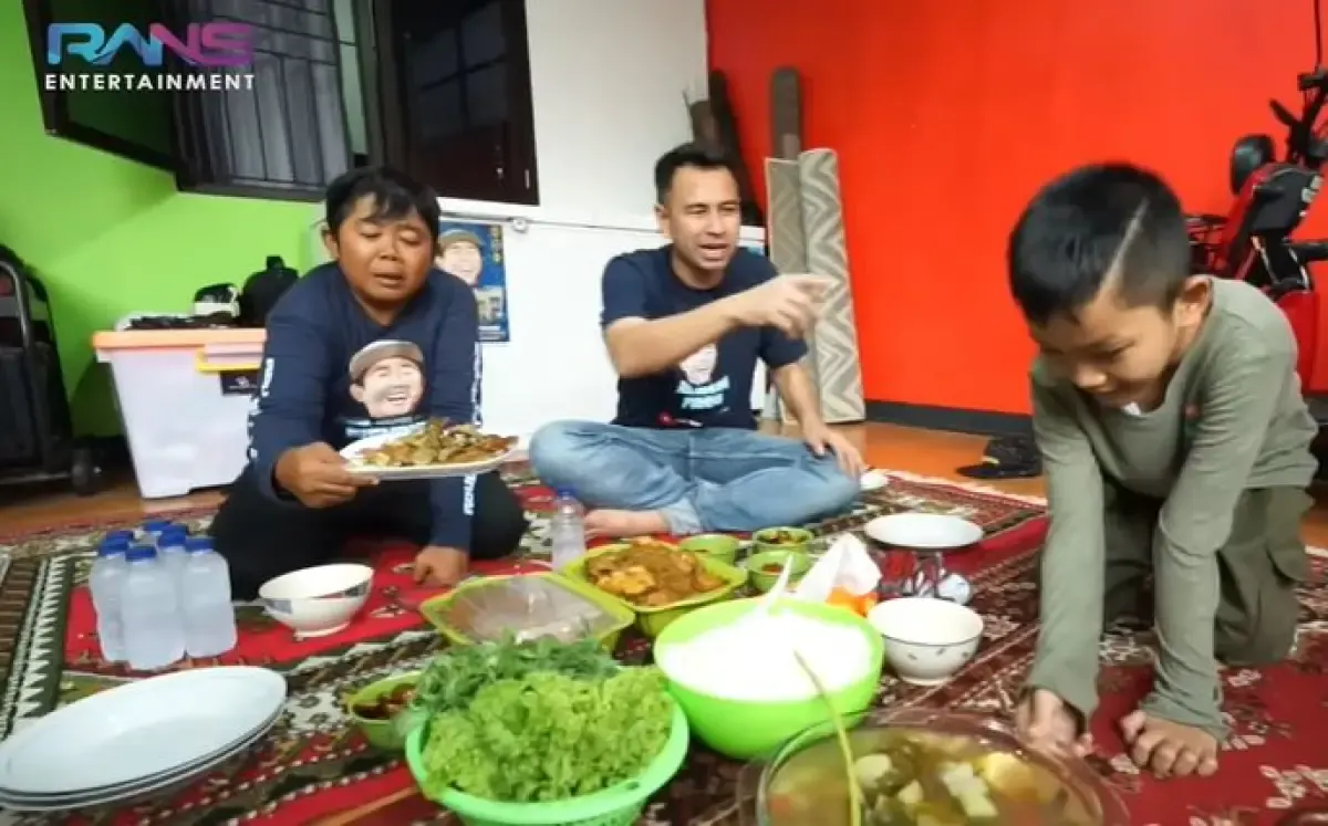 Momen Raffi makan sayur asem di rumah Adul.  (Sumber : Youtube/Rans Entertainment)