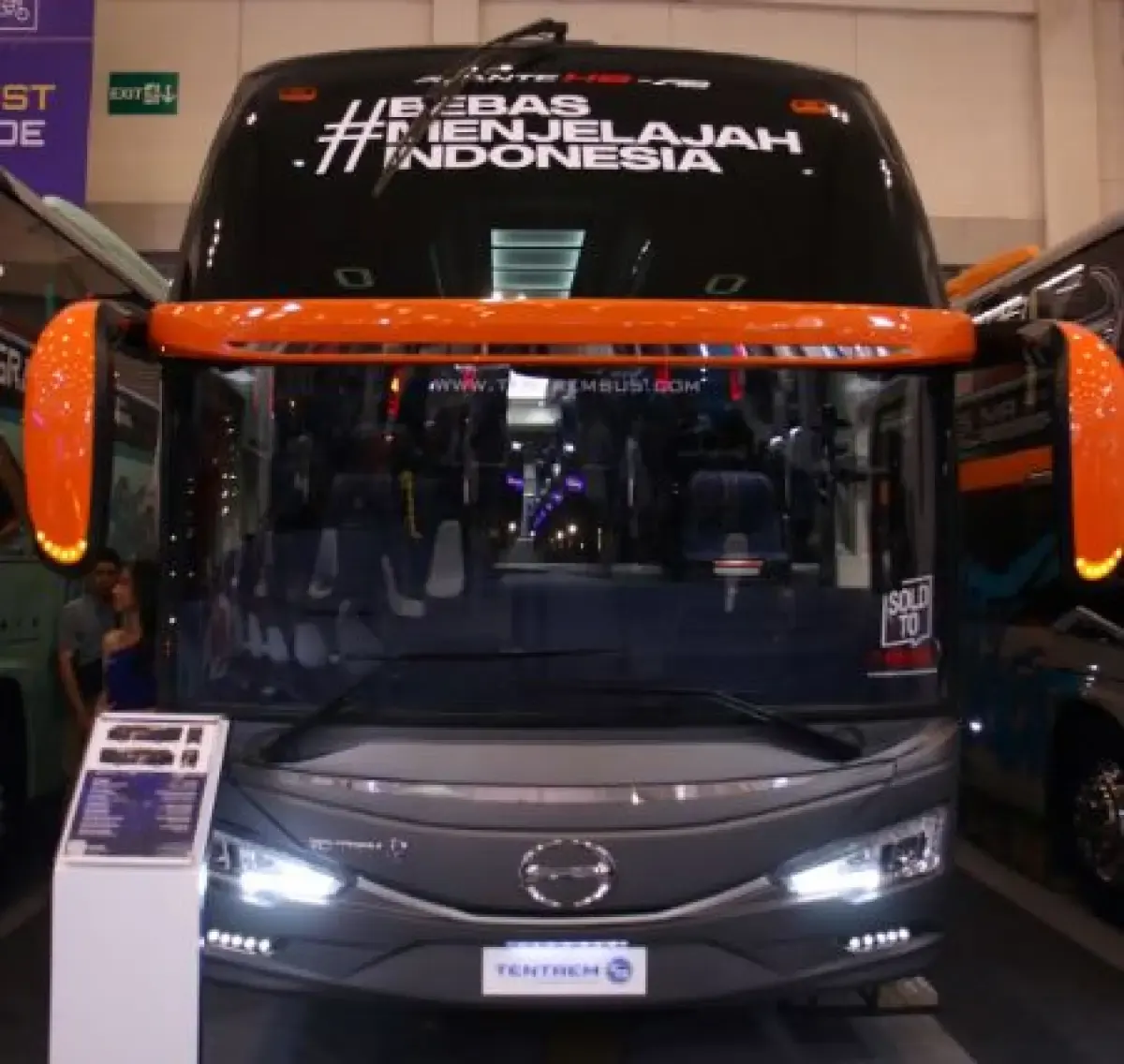 Tampang keren Hino RM 280 dengan karoseri Tentrem.  (Sumber : hino.co.id)