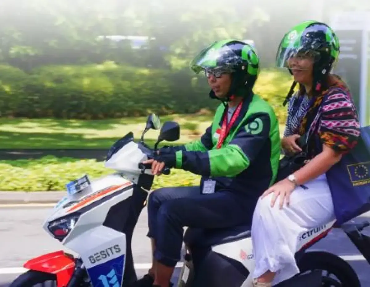 Ilustrasi ojek online menggunakan motor listrik.  (Sumber : Instagram/gesits)