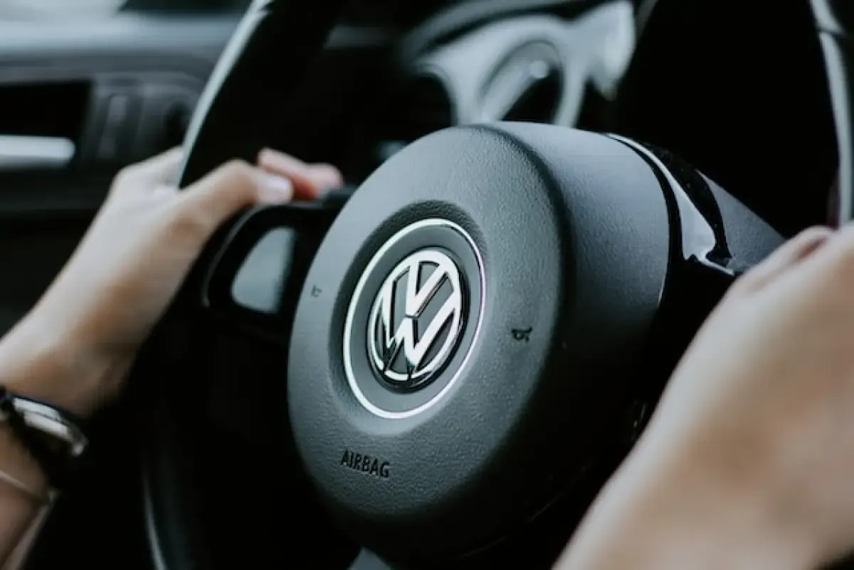 Ketahui Cara Merawat Airbag Mobil, Meski Tetap Diharapkan Tidak Terpakai (FOTO: Unsplash/Julian Hochgesang)