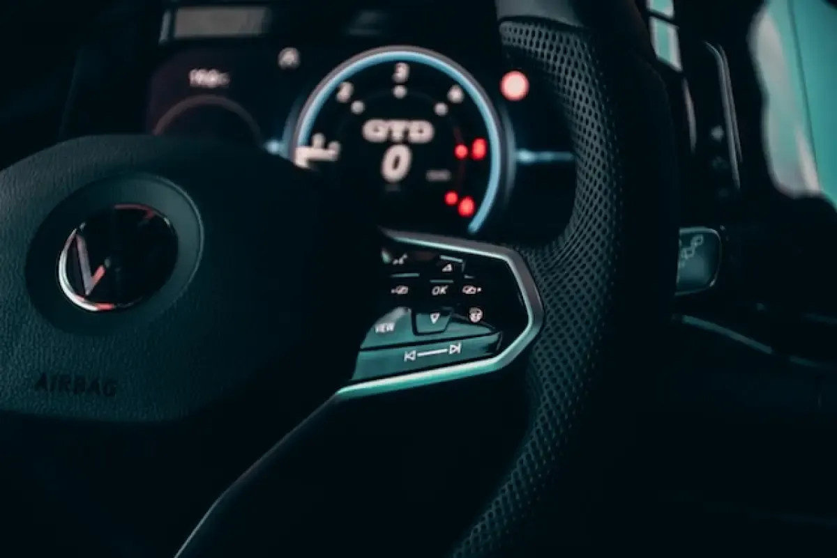 Cara Mengecek Kondisi dan Merawat Airbag Mobil yang Perlu Kamu Ketahui, Agar Jadi Perisai Pelindung Saat Benturan Terjadi (FOTO: Unsplash/ HamZa NOUASRIA)
