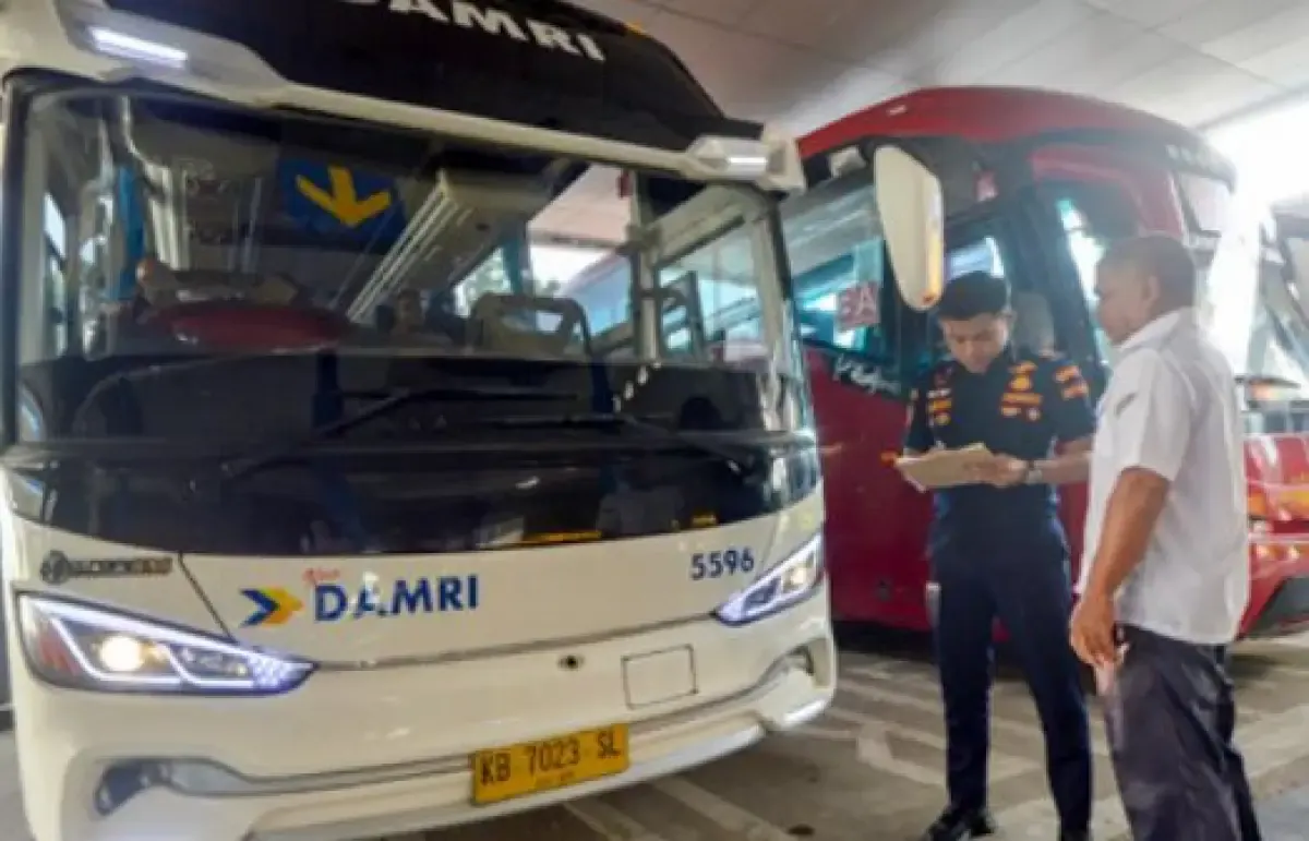 PO Damri dan PO asal Malaysia melayani rute Pontianak-Malaysia.  (Sumber : Damri)