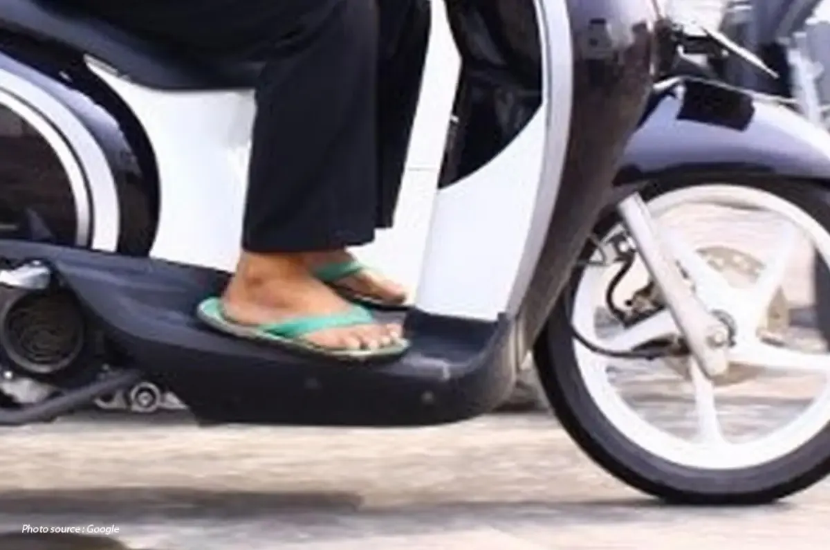 Ilustrasi pengendara motor yang menggunakan sandal jepit (Sumber : wahanahonda.com)