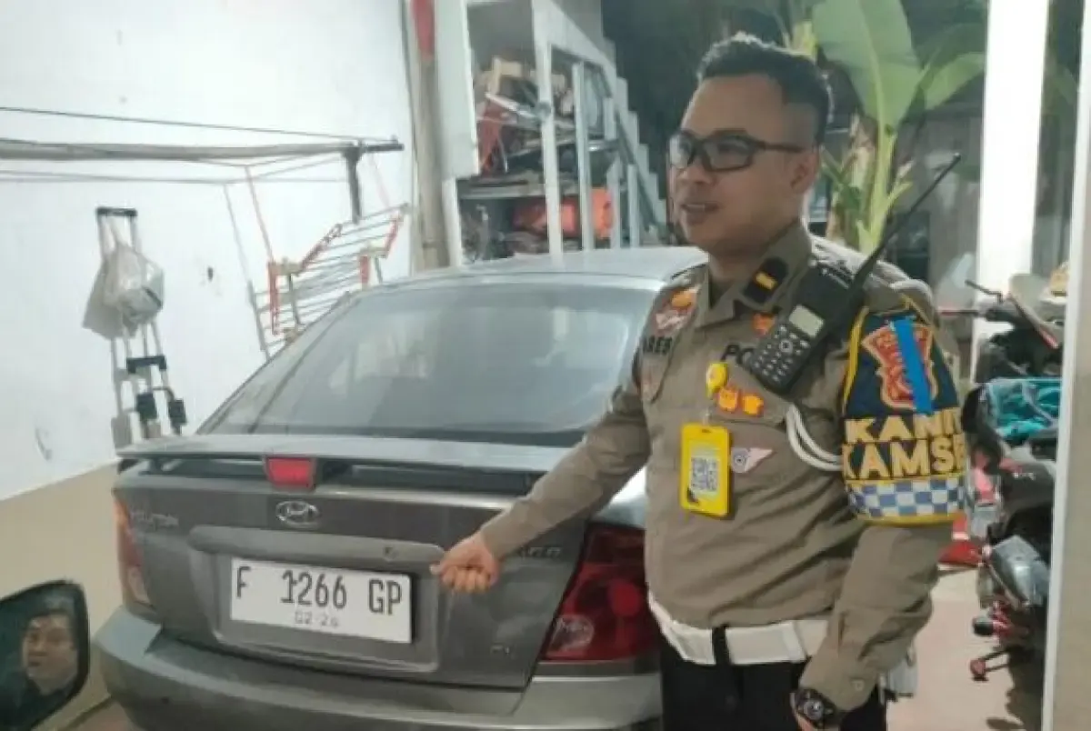 Jajaran Polres Bogor mengunjungi kediaman kakek pengendara Hyundai Avega yang sempat viral.  (Sumber : ntmcpolri.info)
