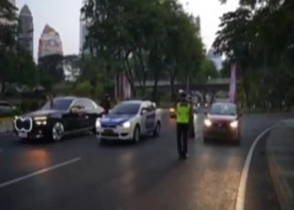 Mobil patwal polisi meneroboso rombongan ring 1 KTT ASEAN 2023.  (Sumber : Instagram/undercover.id)