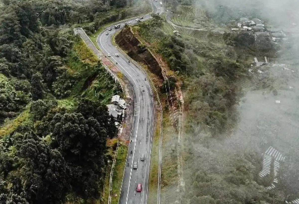 Potret udara Tanjakan Emen di wilayah Kecamatan Ciater, Kabupaten Subang, Jawa Barat.  (Sumber : Instagram/@fadeelz_via infobandungraya)