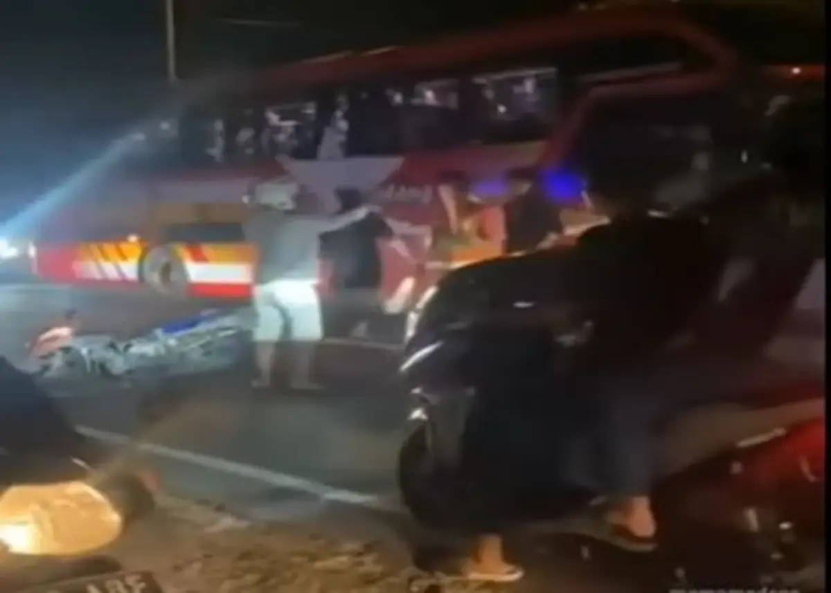 Diduga halangi bus lawan arah, pemotor diamuk dan motornya diseret  (Sumber : Instagram/info.babat)