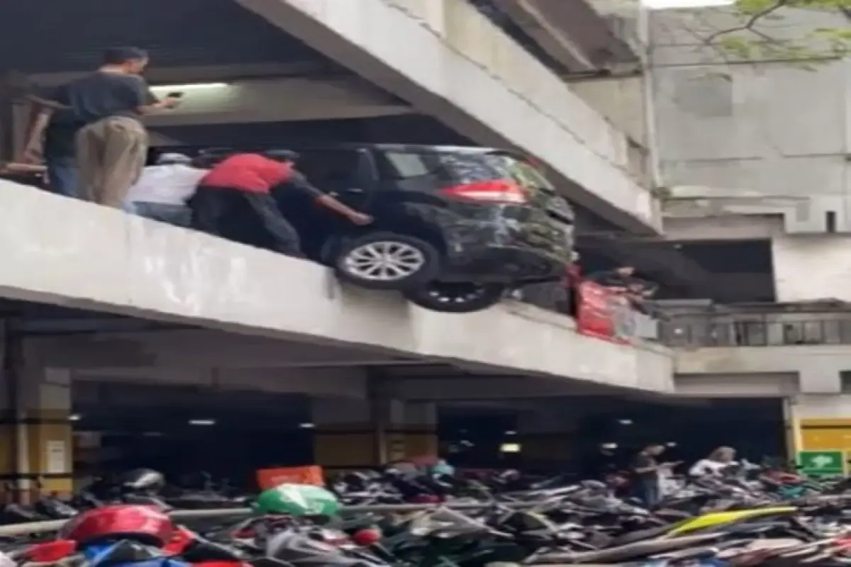 Mobil nyaris jatuh dari lantai 2 gedung parkir di wilayah Bintaro, Jaksel.  (Sumber : Tiktok/chikachiomafred)