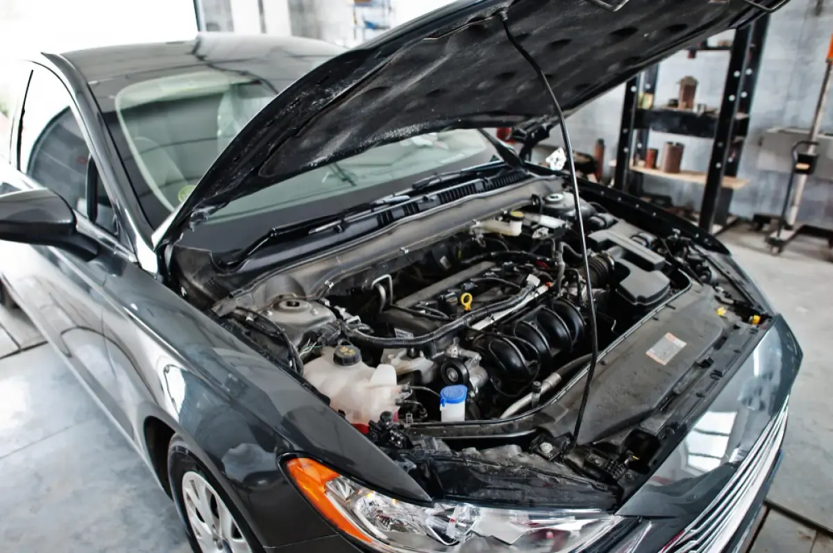 Cara Membuka Kap Mobil Secara Benar Agar Terhindar dari Cedera Tangan (FOTO: Freepik/ASphotofamily)