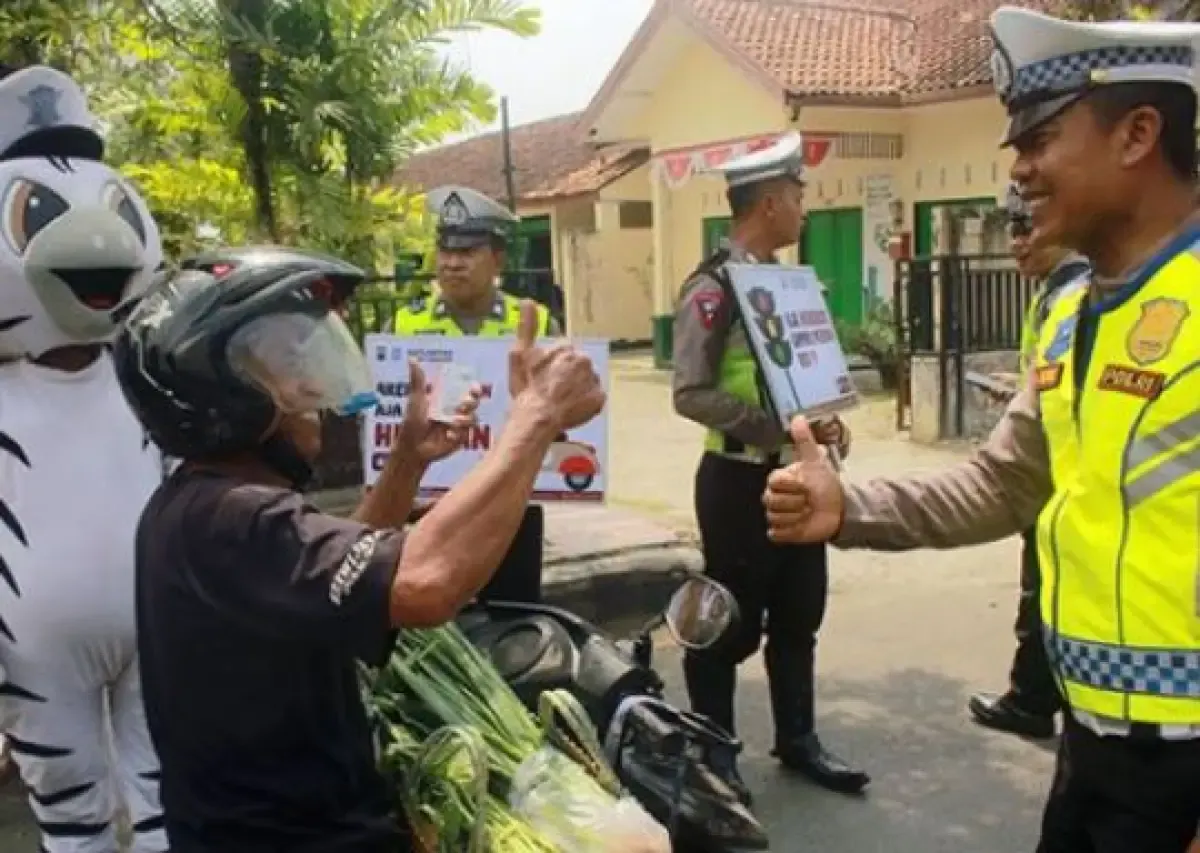 Polisi memberikan hadiah sayur kepada masyarakat di hari terakhir Operasi Zebra Candi, Minggu (17/9/2023).  (Sumber : ntmcpolri.info)
