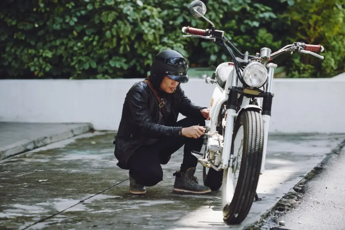 9 Komponen Motor yang Penting Dicek Sebelum Berkendara Saat Musim Hujan (FOTO: Freepik/pressfoto)
