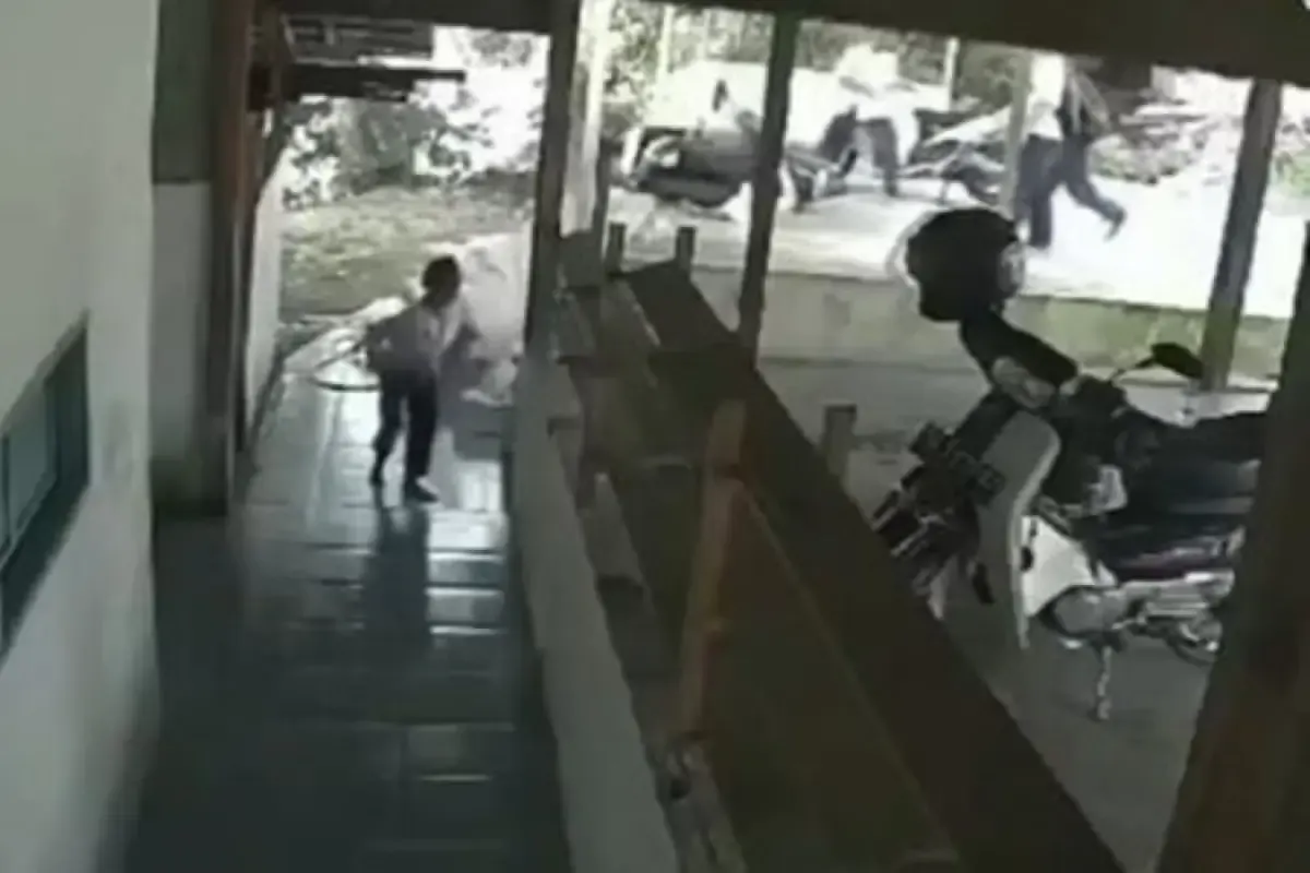 Tangkapan layar detik-detik motor pelajar SMP merobohkan tembok dan menimpa siswa SD yang sedang berwudhu. Akibat peristiwa ini, siswa SD meninggal dunia.  (Sumber : Twitter/Heraloebss)