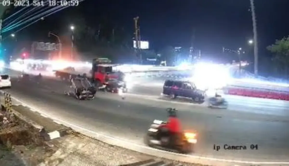 Potret tangkapan layar kecelakaan di pintu keluar tol Bawen, Semarang, Sabtu (23/9/2023).  (Sumber : Twitter/merapi_uncover)