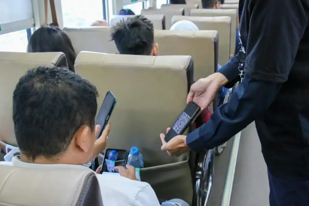 Bermain game di dalam kereta api. (Foto: PT KAI)