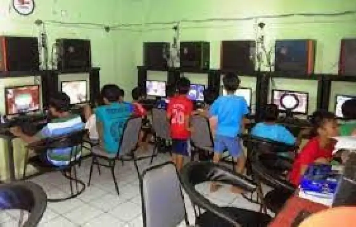 Main game di warnet. (Sumber : Kaskus)