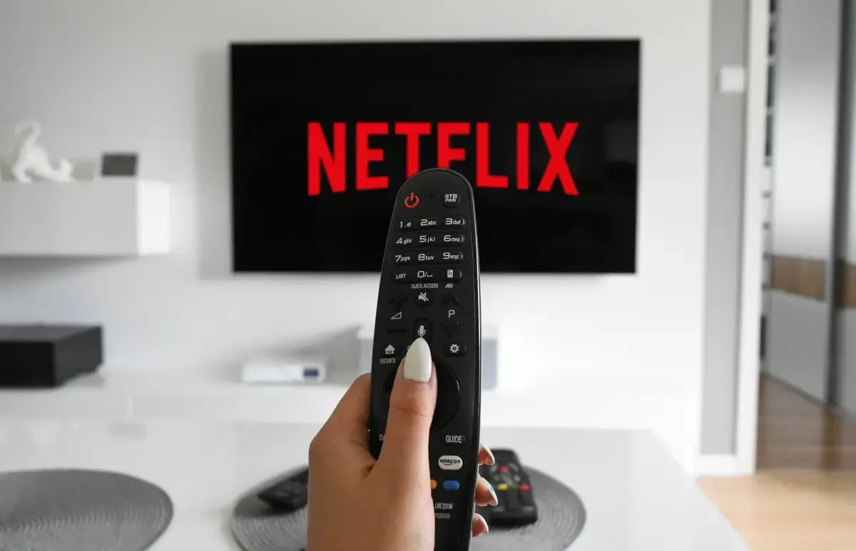 Ilustrasi menonton layanan streaming Netflix. (Sumber : Pixabay.com/Tumisu)