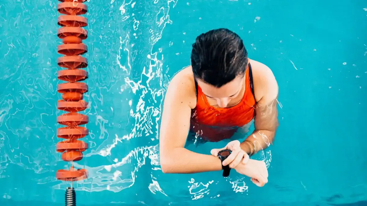 Ilustrasi smartwatch anti air untuk berenang. (Sumber : Coach)