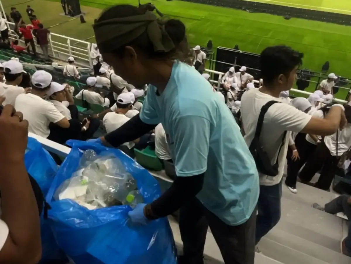 Aksi suporter Indonesia bersih-bersih stadion usai laga Piala Dunia U17 di Stadion Gelora Bung Tomo, Jumat (11/11/2023). (foto: Media PSSI)