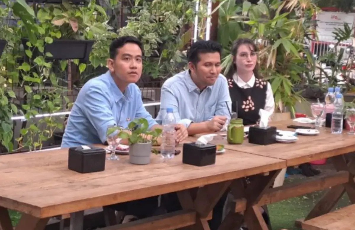 Gibran makan bareng Emil Dardak dan Arumi Bachsin (Sumber : Tangkapan layar YouTube KompasTV)
