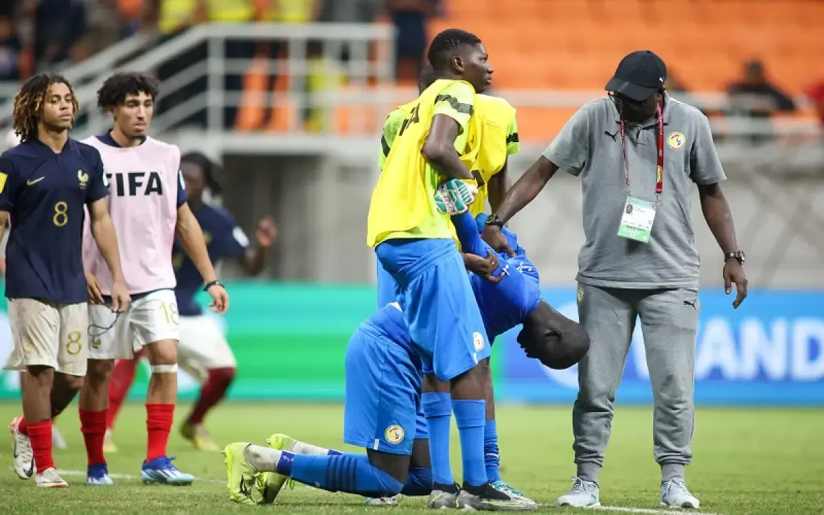 Kiper tim U-17 Senegal Serigne Fallou Diouf begitu emosional usai timnya dikalahkan Prancis 3-5 melalui drama adu penalti di International Jakarta Stadium (JIS), Rabu (22/11/2023) malam wib.  (Sumber : Doc. LOC WCU17/BRY)