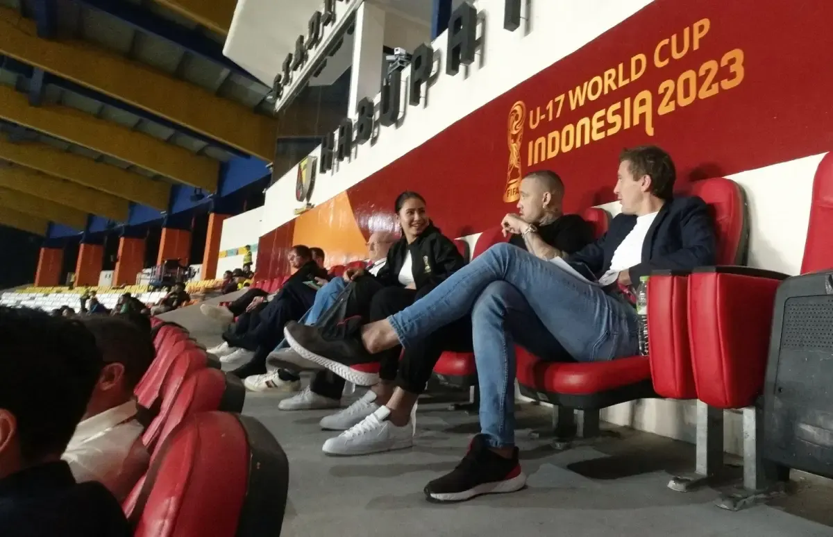Wakil Ketua Umum PSSI Ratu Tisha dan Duta Piala Dunia U-17 Radja Nainggolan menikmati suasana di stadion di salah satu pertandingan Piala Dunia U-17 2023. (Sumber : Media PSSI)