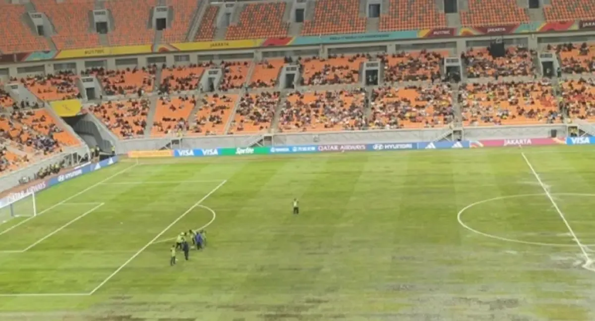 Lapangan JIS tergenang air hujan di Piala Dunia U-17 2023 (Sumber : Tangkapan layar Vidio.com)