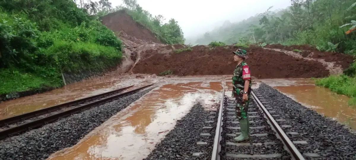 Potret jalur kereta api tertutup tanah longsor di rute Bumiayu-Purwokerto, tepatnya di Desa Gununglurah, Kecamatan Cilongok, Banyumas, Senin (4/12/2023).  (Sumber : doc. WA Group)
