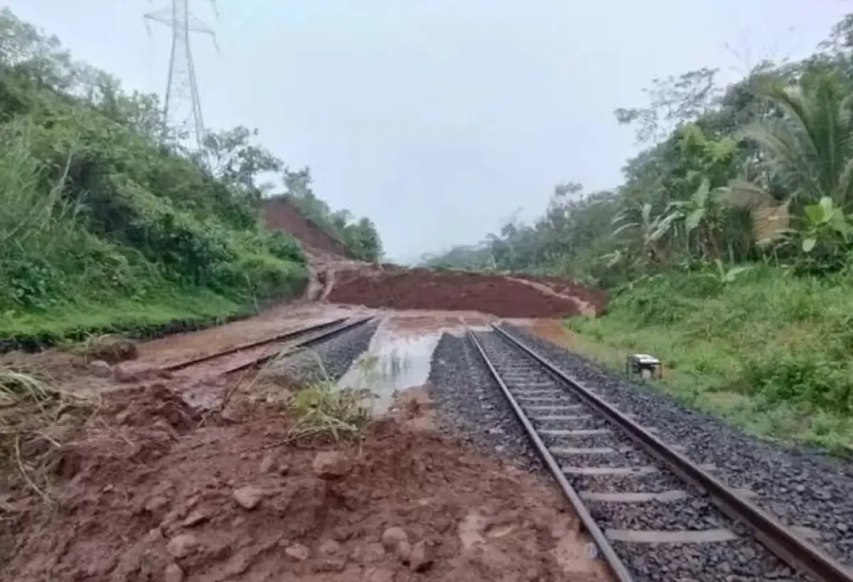 Longsor di Jalur Lintas Karanggandul-Karangsari (Sumber : Twitter.com/@jateng_twit)