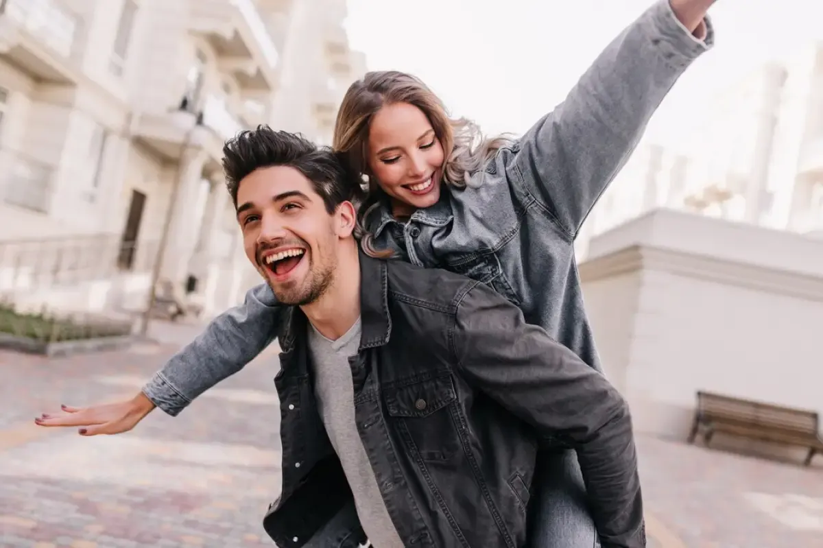 20 Gombalan Romantis Lucu yang Bikin Tertawa, Meski Garing Tapi Tetep Bisa Bikin Gadis Pekalongan Jadi Baper (Sumber : Freepik.com)