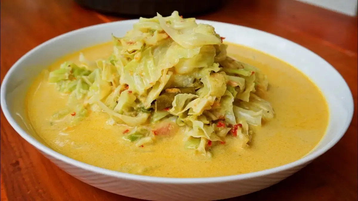 Resep sayur kol (Sumber : YouTube.com/fluffy kasih)