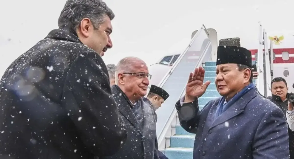 Presiden Prabowo Subianto (kanan) memberi hormat ke Menteri Pertahanan Turki Y.M. Yasar Guler (tengah) sebelum meninggalkan Ankara menuju Kota Antalya di Bandara Internasional Esenboga, Ankara, Turki, Jumat (11/4/2025).  (Sumber: Antara)