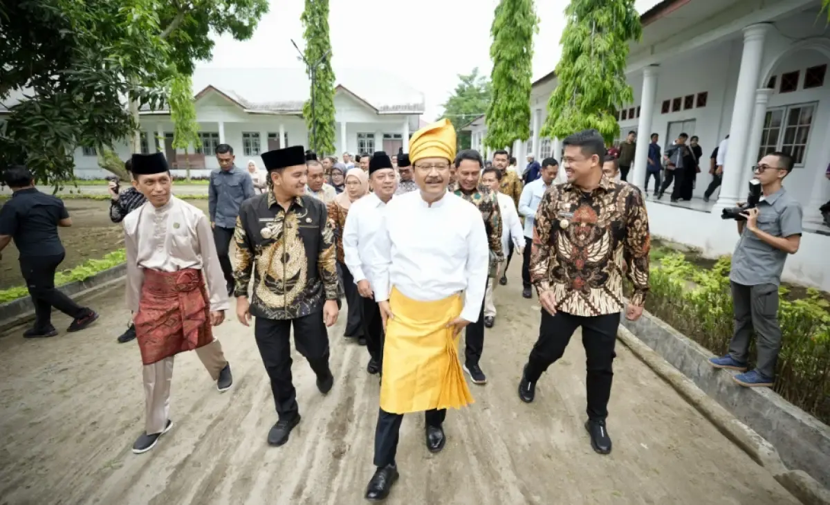 Menteri Sosial Saifullah Yusuf (Gus Ipul) bersama Gubernur Sumut Bobby Nasution dan Wali Kota Tebing Tinggi Iman Irdian Saragih mengecek kesiapan sarana Sekolah Rakyat di UINSU, Jumat (11/4/2025). (Sumber: Kemensos)