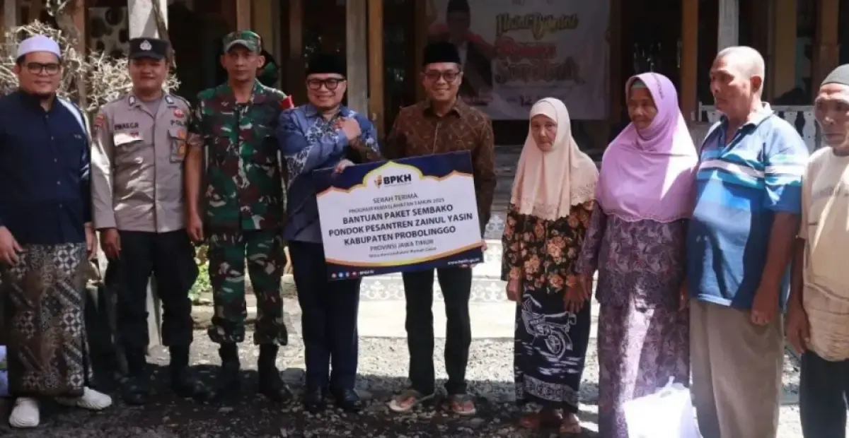 BPKH memberi santunan kepada warga kurang mampu di Rumah Sondhuk Kabupaten Probolinggo, Sabtu (12/4/2025). (Sumber: Antara)