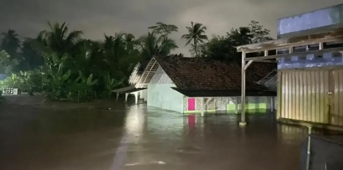Suasana banjir merendam rumah warga di Kecamatan Sidomulyo, Kabupaten Lampung Selatan pata Sabtu (12/4/2025) malam. (Sumber: Antara)
