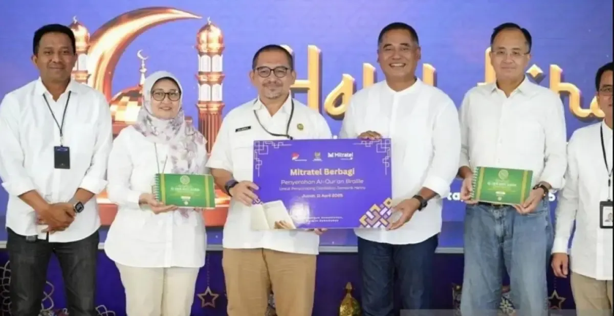 Direktur Pendayagunaan, Layanan, UPZ dan CSR BAZNAS RI Eka Budi Sulistyo dan Direktur Utama Mitratel Theodorus Ardi Hartoko dalam acara penyerahan bantuan Al Quran braille secara simbolis di Jakarta, Jumat (11/4/2025). (Sumber: Antara)