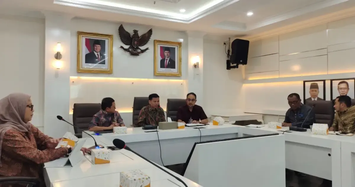 Kementerian Agama menerima audiensi BPKH terkait rencana survei layanan keuangan haji tahun 2025 di Asrama Haji Embarkasi Jakarta, Jumat (11/04/2025). (Sumber: Kemenag)