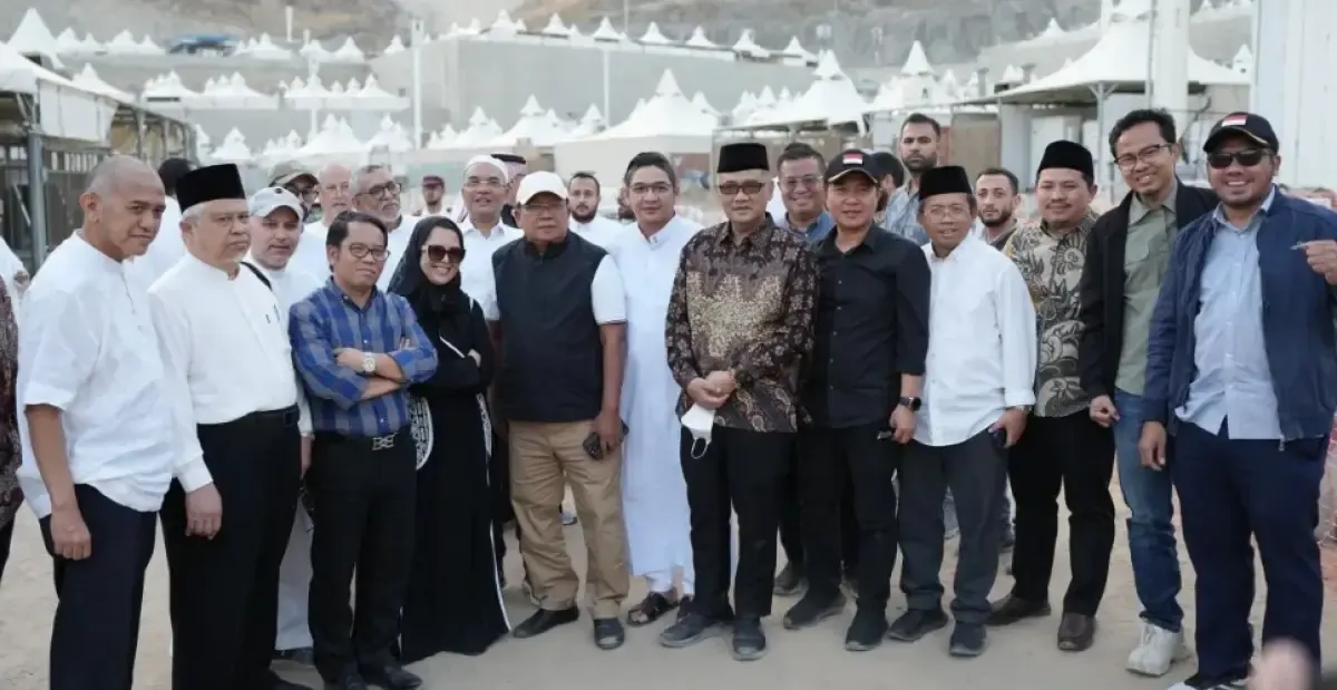 Jajaran Kementerian Agama, BP Haji, dan Komisi VIII DPR RI saat meninjau area Armuzna. (Sumber: Antara)